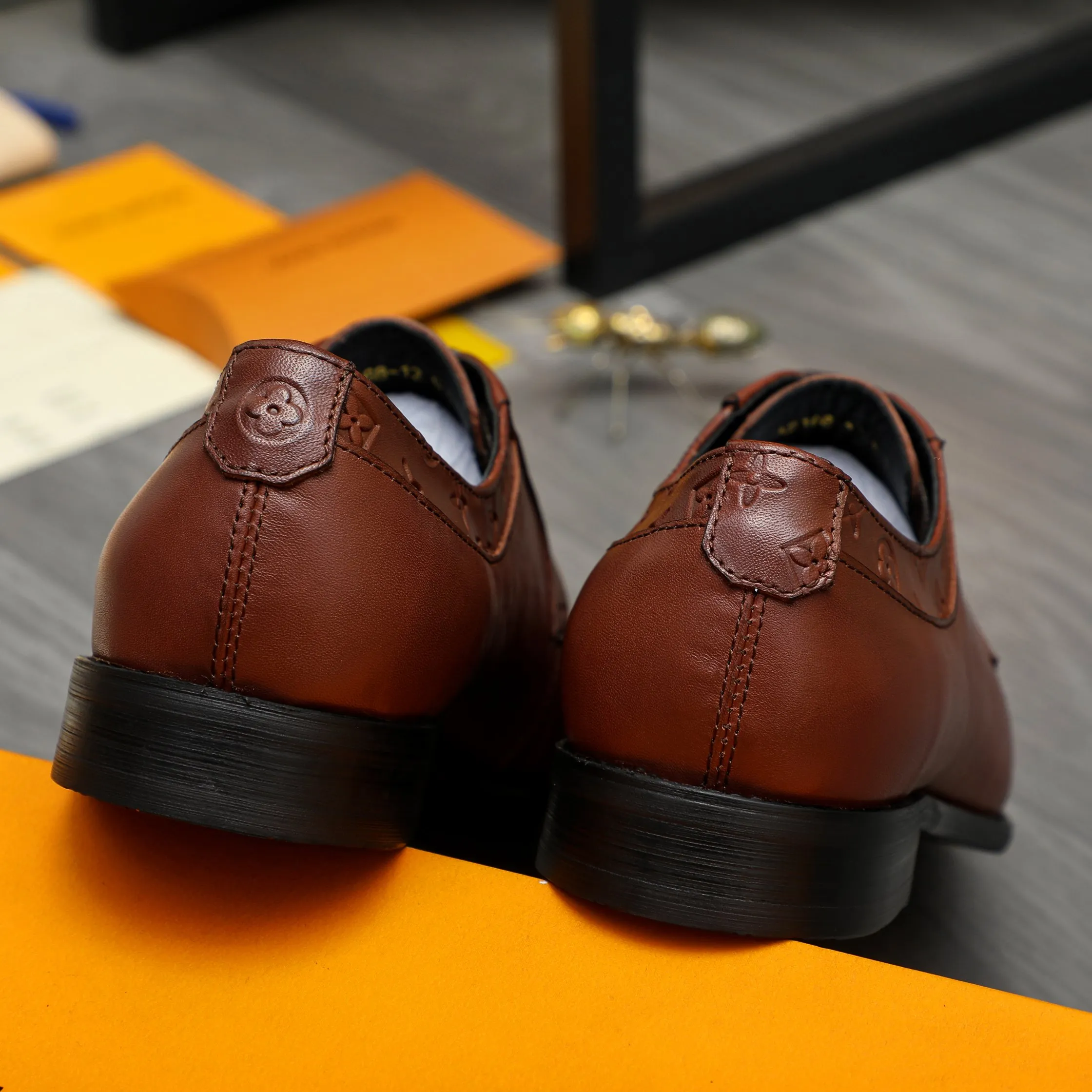 Men's shoes 💰p460 Product trademark: LV (Louis Vuitton) business lace-up leather shoes True size: 39-44 Product material: Selected high-quality cowhide stitching embossed cowhide upper, cowhide lining, original rubber outsole